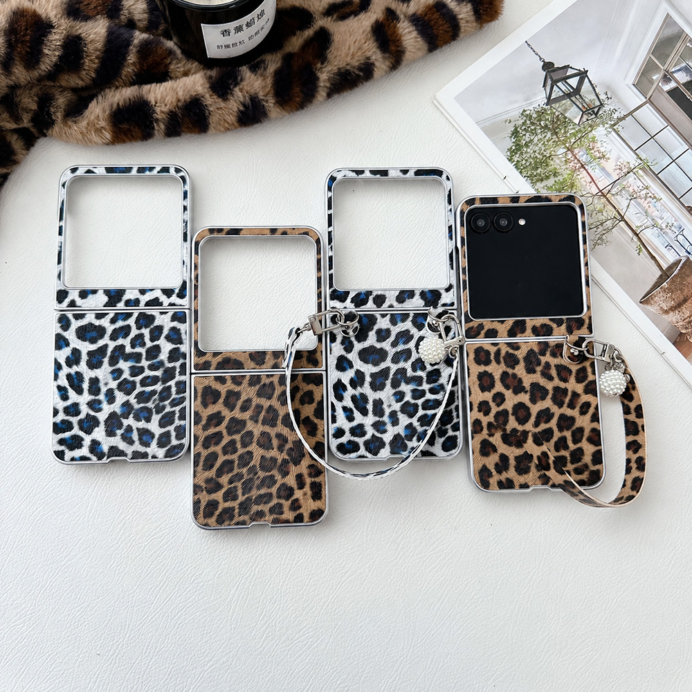 Street Fashion Female - Leopar Baskılı Katlanabilir Kapaklı Telefon Kılıfı